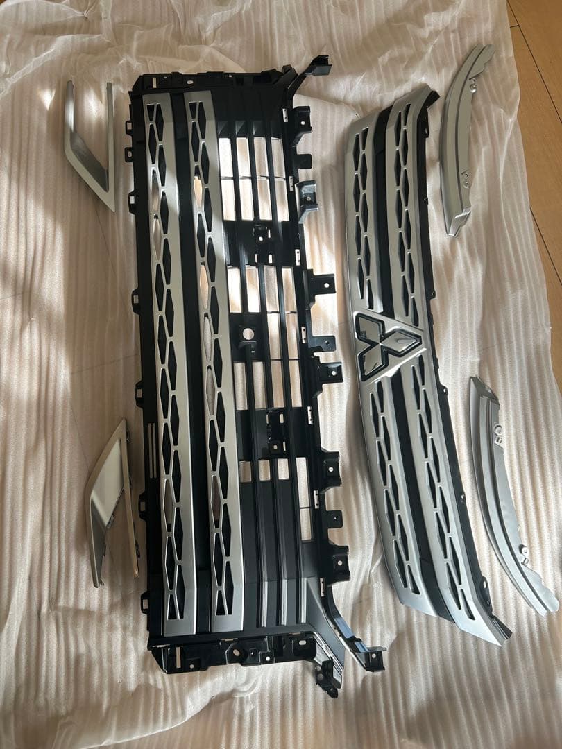 デリカD5 フロントグリル シルバー ブラック