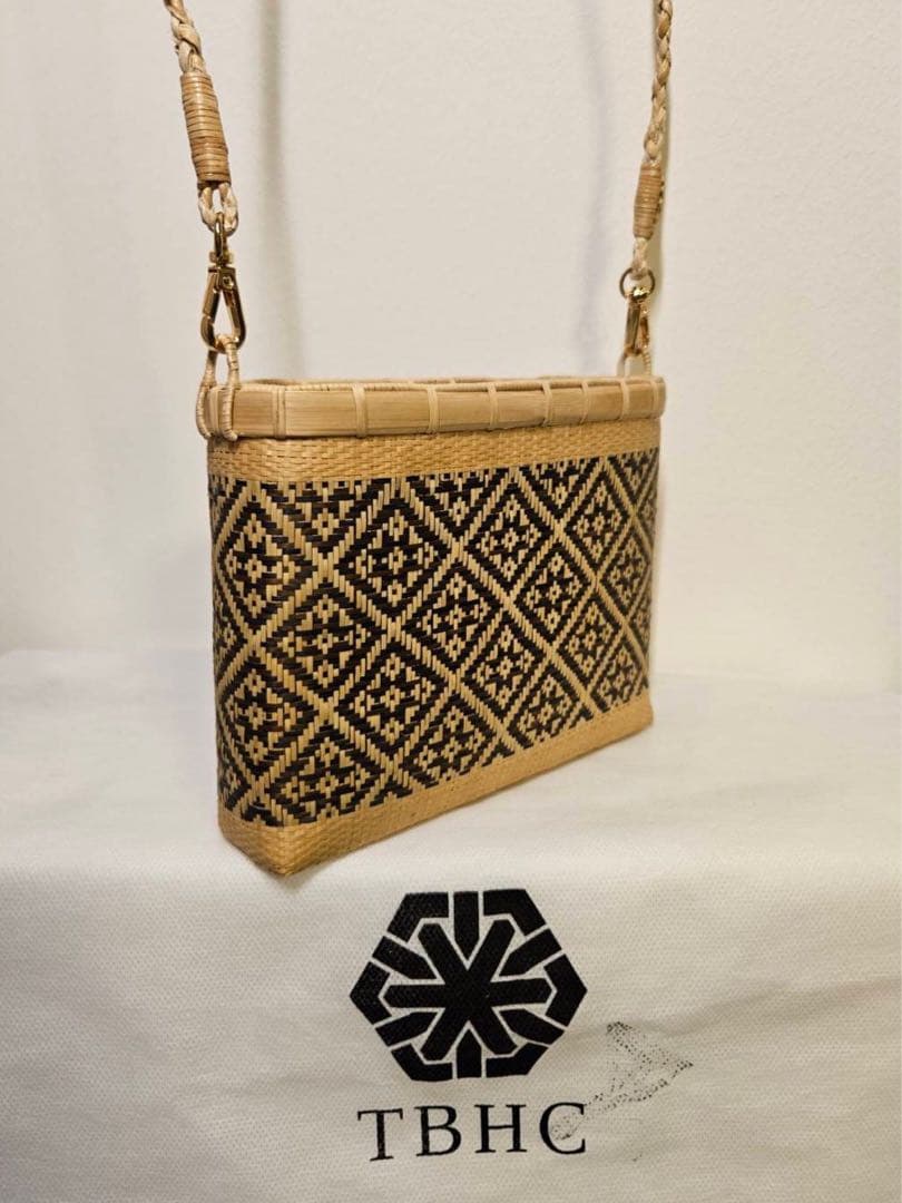 タイ王室御用達　プラニー工房　伝統工芸　竹細工バッグ・ポシェット型(黒茶柄)