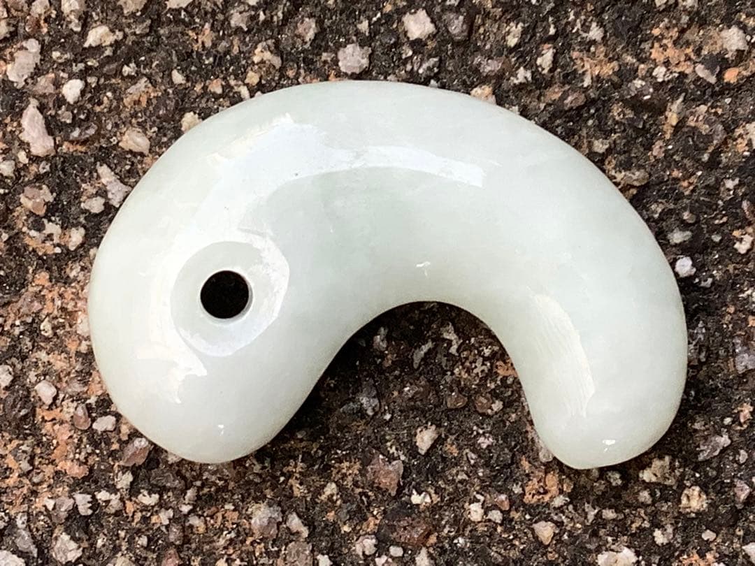 青緑入り✳小滝産原石切出し極上品質　本物の糸魚川翡翠勾玉　機械鑑定付の極上物を‼️