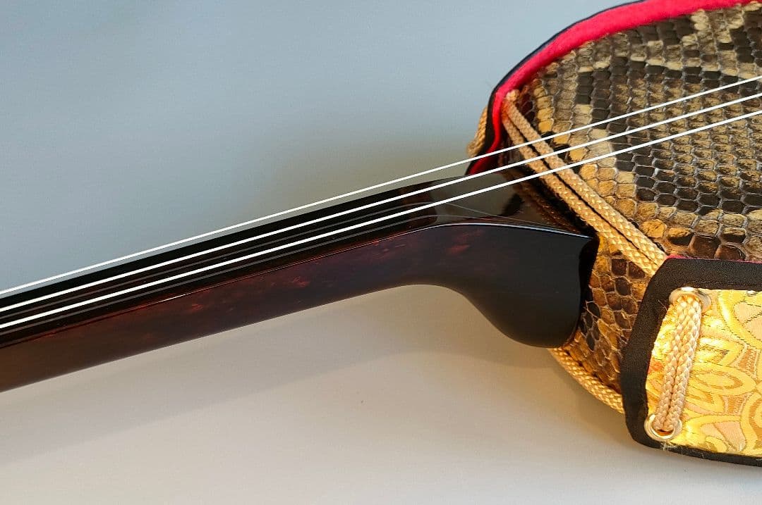 昭和52年琉球白峰三味線店扱い八重山黒木ウジラミ材 真壁型三線