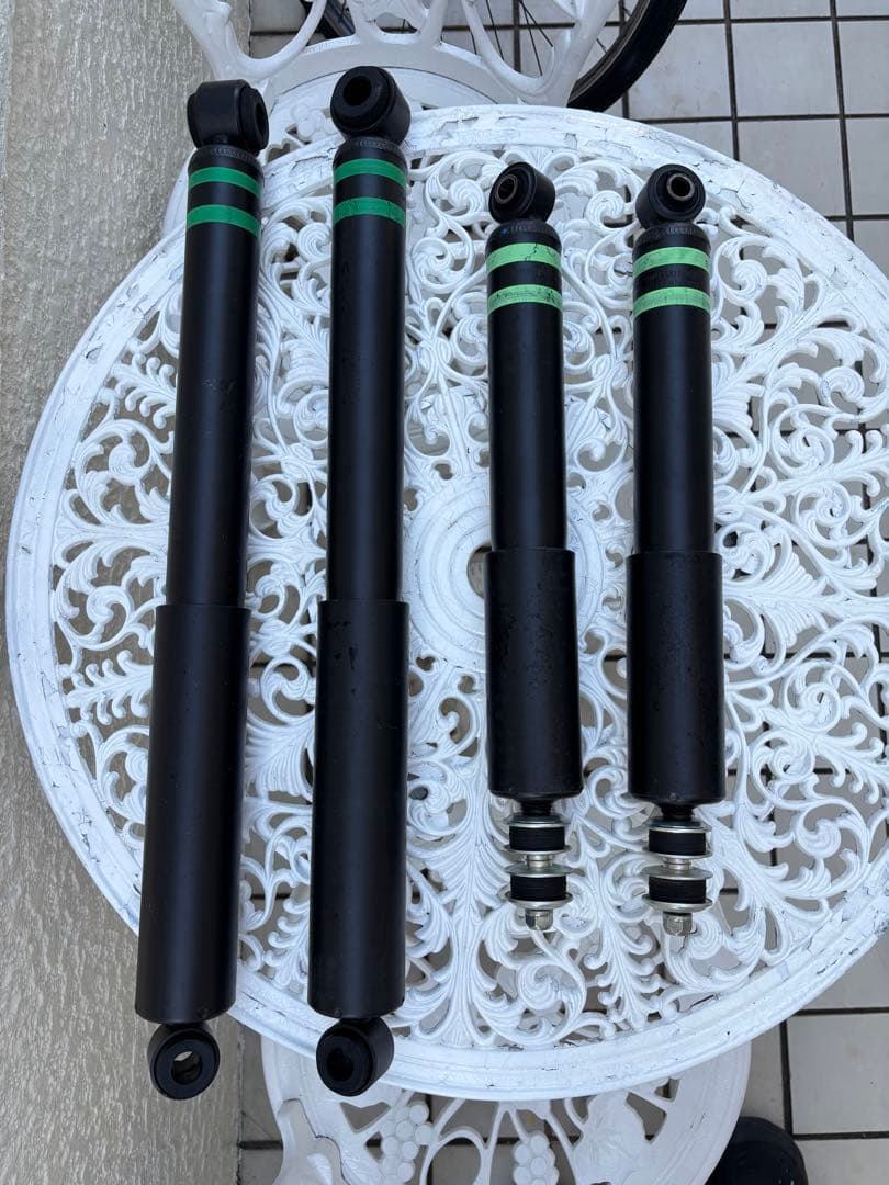 ハイエース200系　9型　ダークプライムS ショックアブソーバー